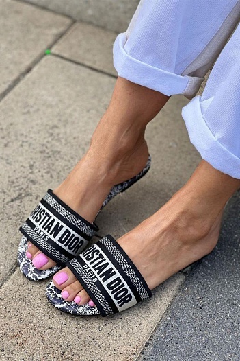 Женские шлепанцы Dior Dway Slide Embroidered Cotton   
