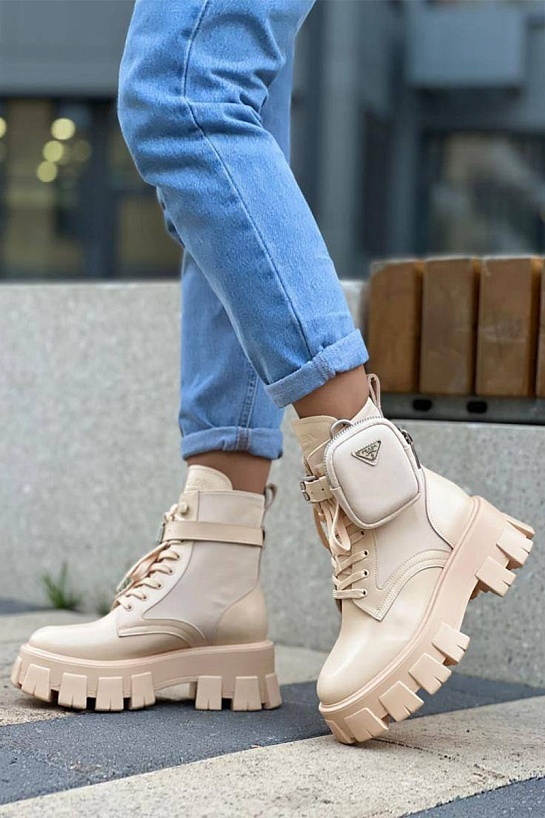 Кожаные женские ботинки Prada бежевого цвета