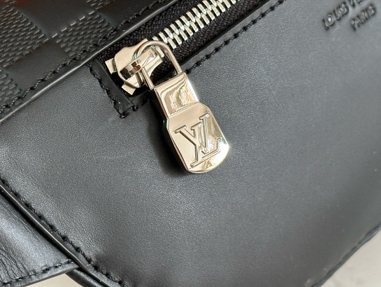 Кожаная сумка на пояс Louis Vuitton Damier Infini Premium 26x13x7 см
