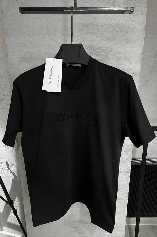 Чёрная футболка Calvin Klein embossed logo