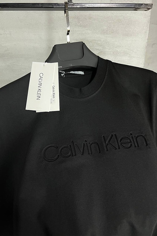 Чёрная футболка Calvin Klein embossed logo