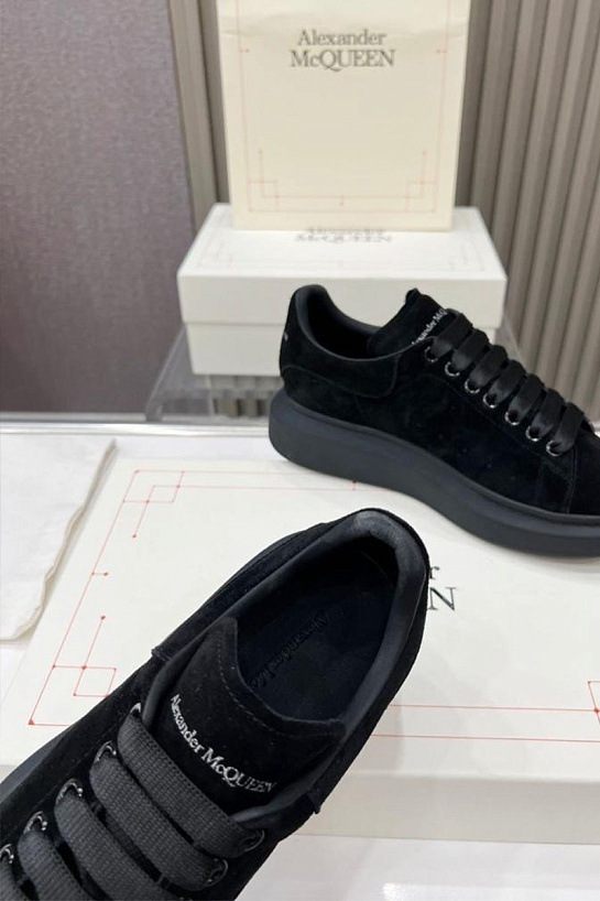 Замшевые кроссовки Alexander McQueen чёрного цвета