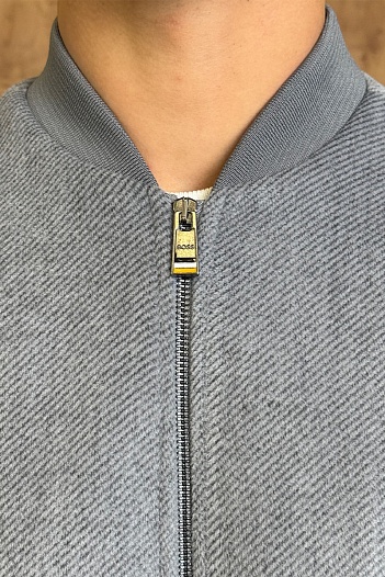 Мужской бомбер Hugo Boss серого цвета   