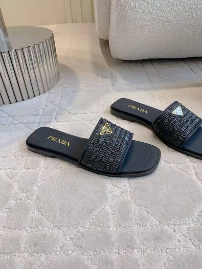 Женские шлёпанцы Prada чёрного цвета   