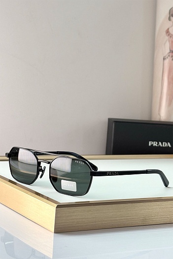Солнцезащитные очки Prada    