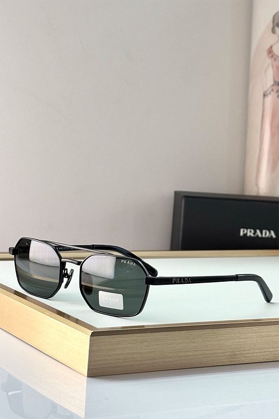 Солнцезащитные очки Prada 