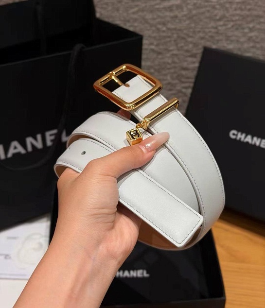 Кожаный ремень Chanel белого цвета
