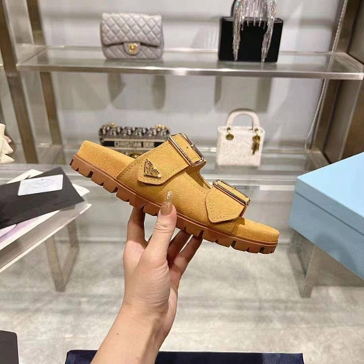Женские замшевые сандалии Prada   