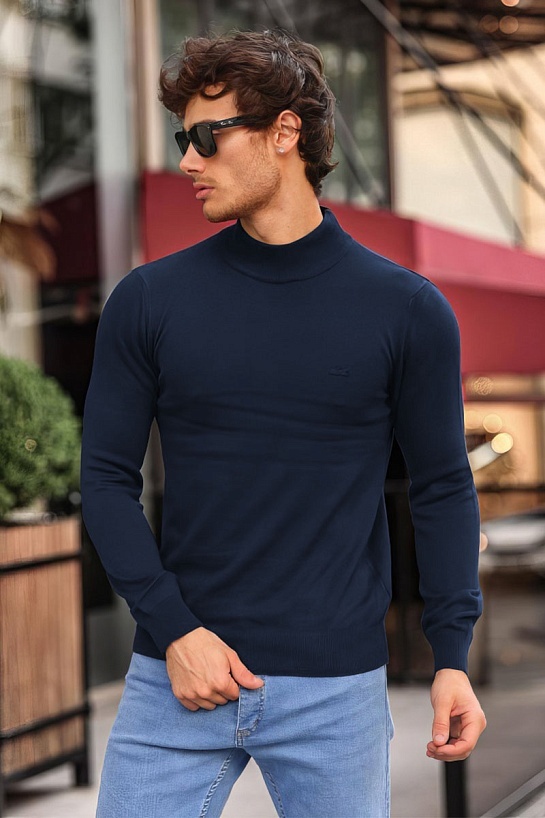 Мужская тёмно-синяя водолазка Lacoste logo-patch