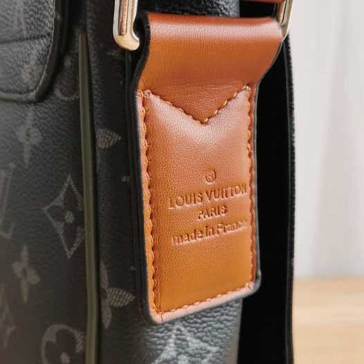 Кожаная сумка-мессенджер Louis Vuitton 26x24 см   