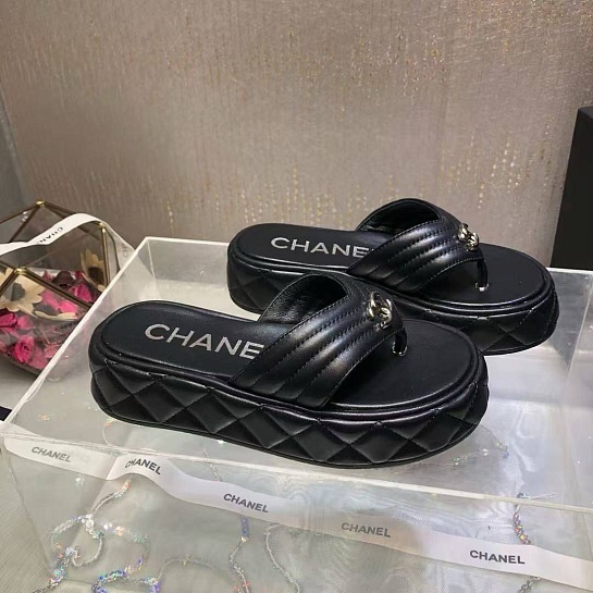 Женские кожаные шлёпанцы Chanel