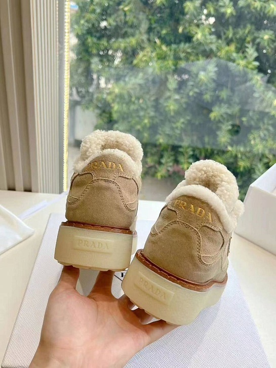 Женские замшевые кроссовки с мехом Prada Premium - Beige