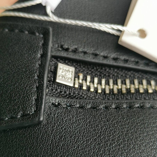 Кожаная сумка Loewe Cubi Crossbody 43x30 см (2 расцветки)