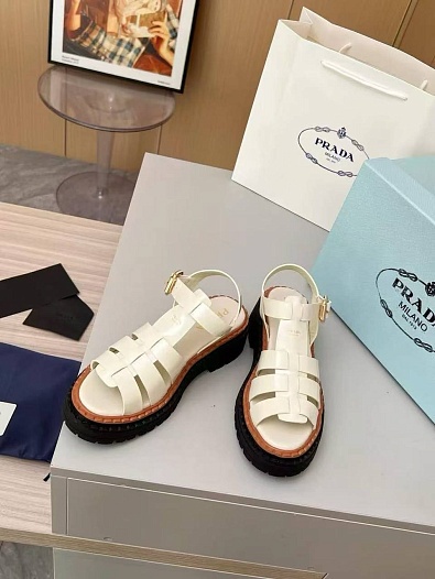 Женские кожаные сандалии Prada белого цвета   