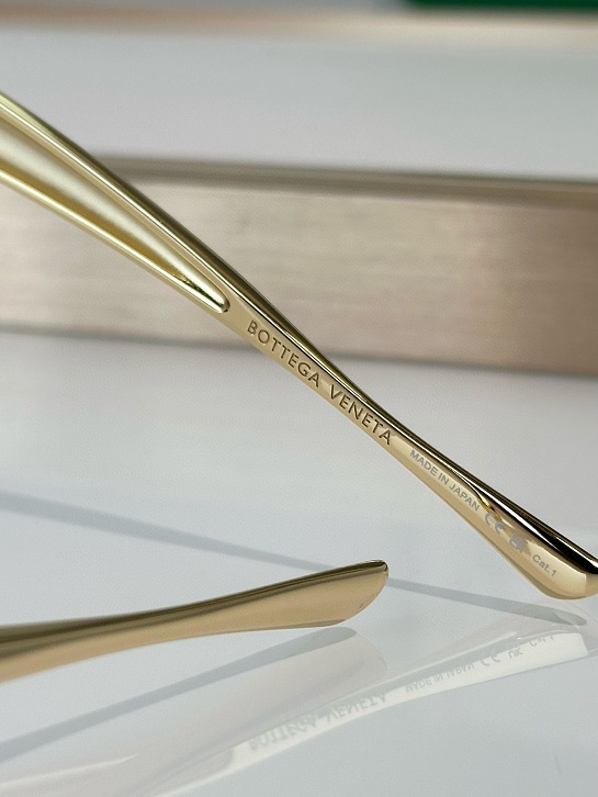 Солнцезащитные очки Bottega Veneta Sardine Oval