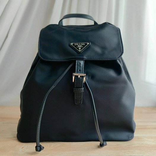 Чёрный нейлоновый рюкзак Prada 29x29 см   
