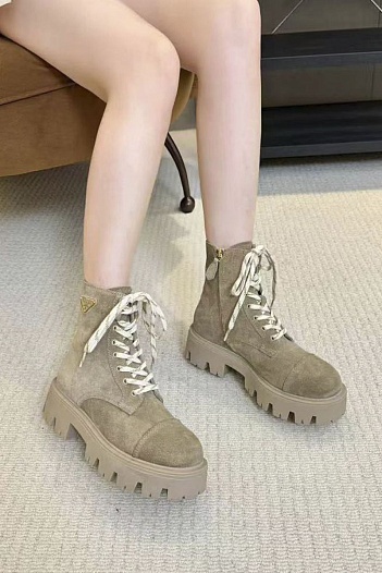 Женские замшевые ботинки Prada   