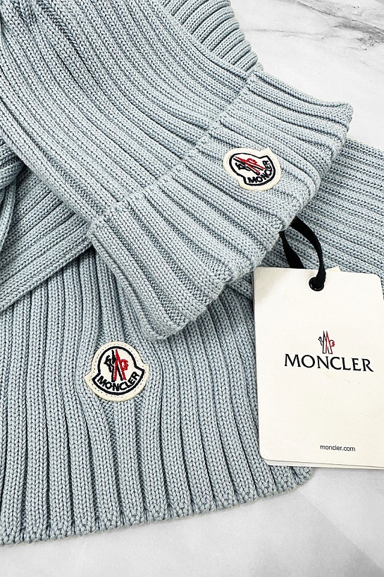 Комплект из шапки и шарфа голубого цвета Moncler logo-patch