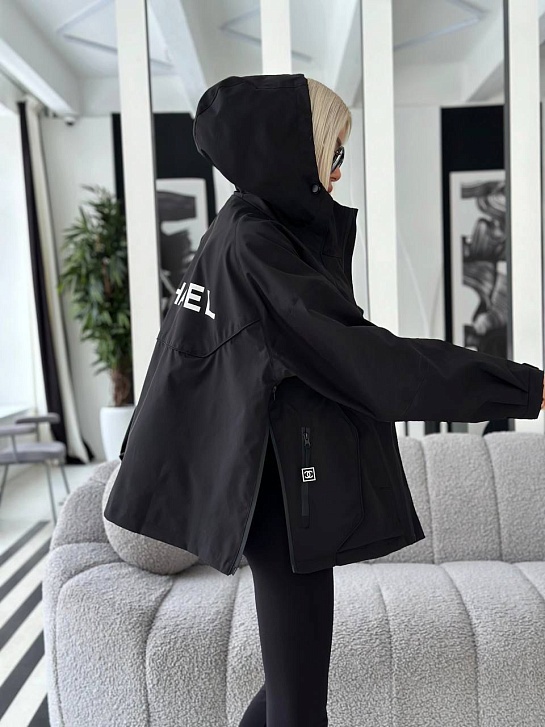 Женская куртка Chanel чёрного цвета