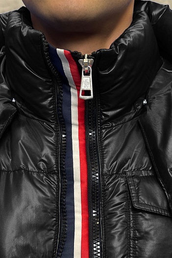 Пуховик чёрного цвета Moncler Montbeliard   