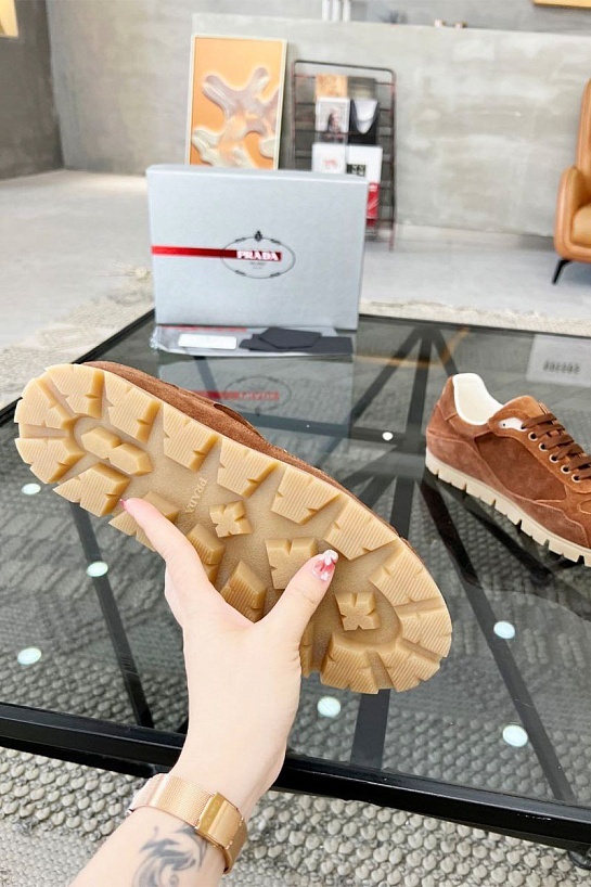 Замшевые кроссовки Prada logo-plaque - Brown