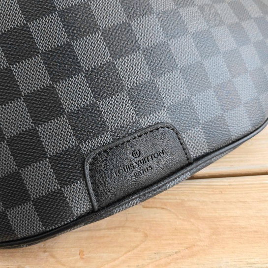 Кожаная сумка на пояс Louis Vuitton Discovery Damier Graphite