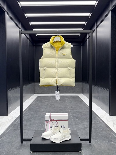 Мужской бежевый жилет Moncler Lipsi   