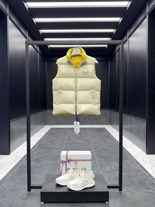 Мужской бежевый жилет Moncler Lipsi