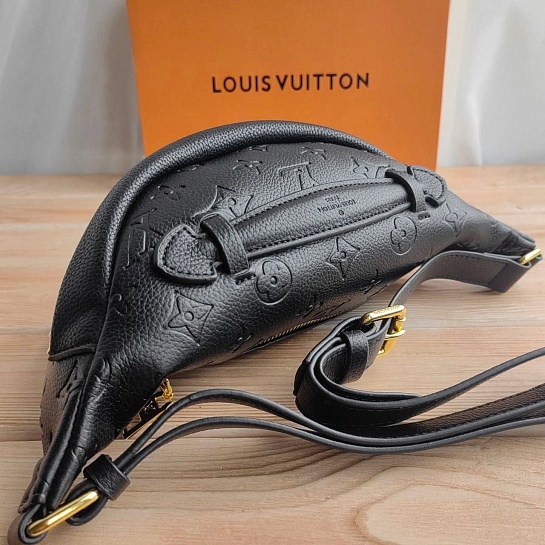 Кожаная сумка на пояс Louis Vuitton Monogram Embossed 28x14 см