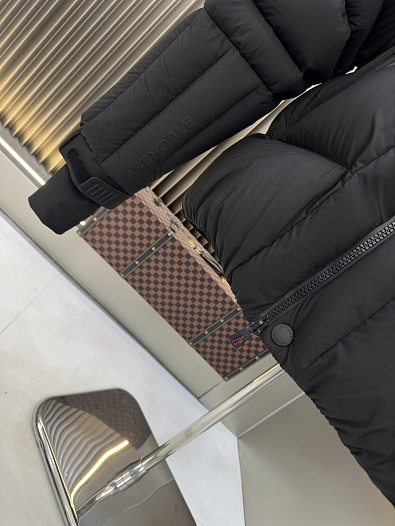 Мужской пуховик Moncler чёрного цвета   