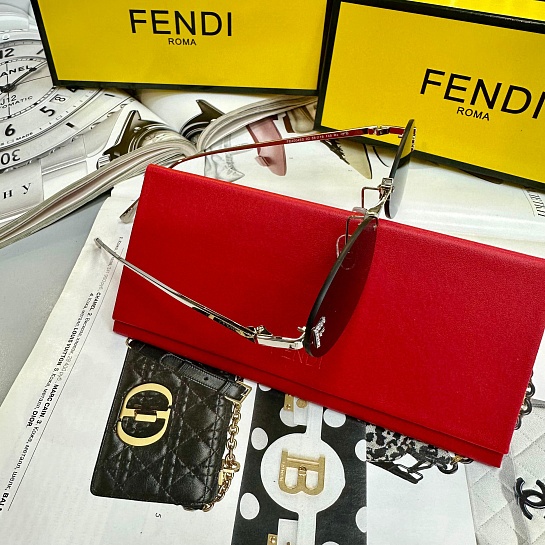 Чёрные солнцезащитные очки Fendi
