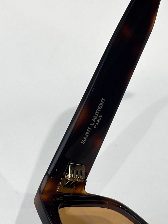 Солнцезащитные очки Yves Saint Laurent