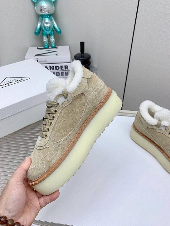 Женские замшевые кроссовки с мехом Prada premium - Beige
