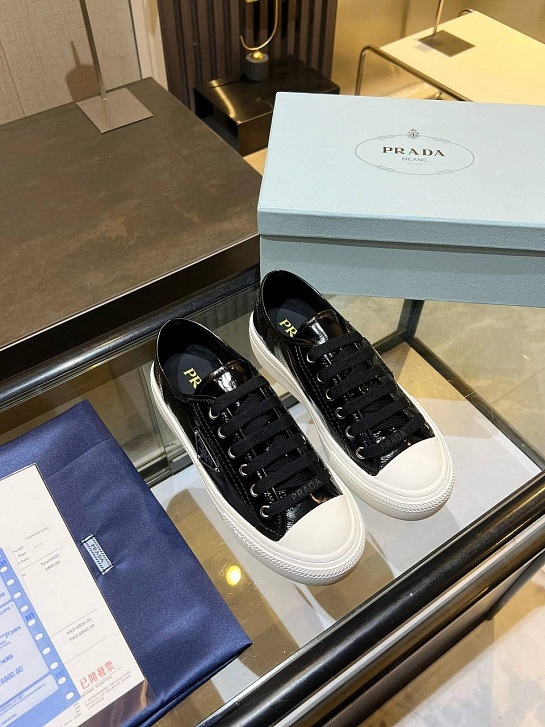 Женские кроссовки Prada чёрного цвета