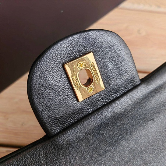 Кожаная чёрная сумка Chanel 30x18 см