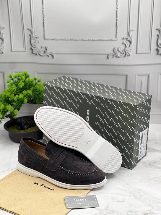 Замшевые лоферы Kiton коричневого цвета