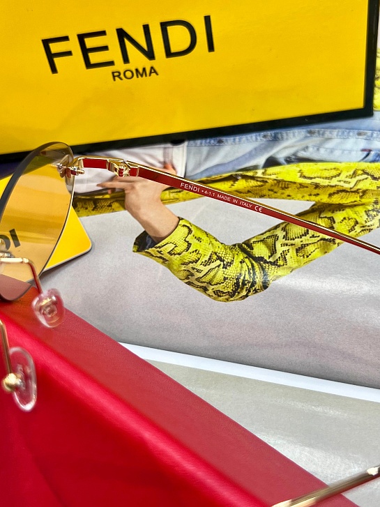 Бежевые солнцезащитные очки Fendi