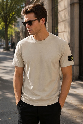 Бежевая мужская футболка с патчем на плече Stone Island   