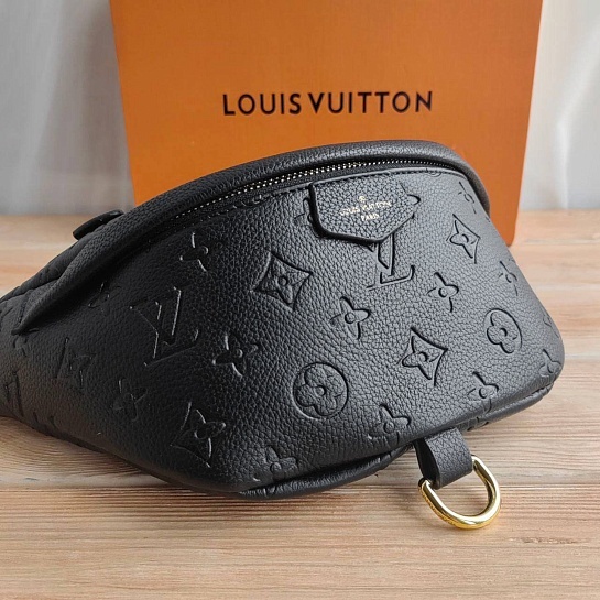 Кожаная сумка на пояс Louis Vuitton Monogram Embossed 28x14 см