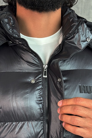 Чёрная глянцевая куртка Hugo Boss   