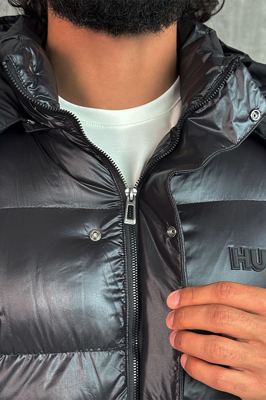 Чёрная глянцевая куртка Hugo Boss