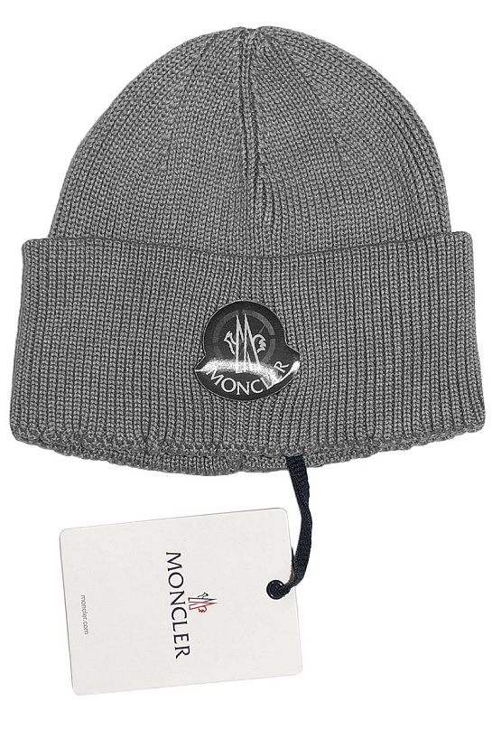 Брендовая шапка Moncler серого цвета