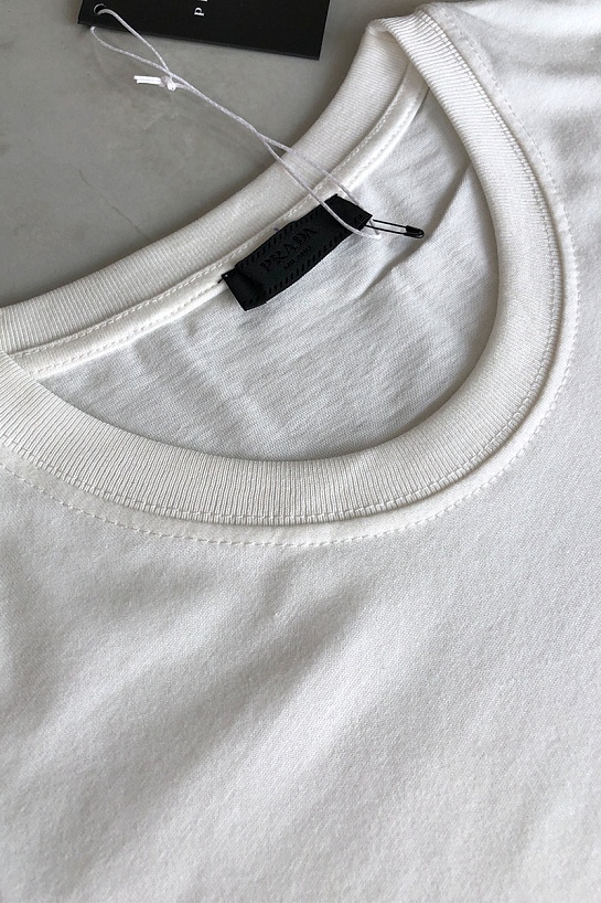 Белая мужская футболка Prada embossed logo