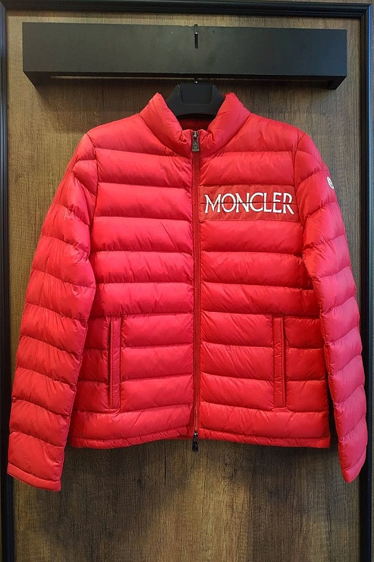Мужской брендовый пуховик Moncler красного цвета