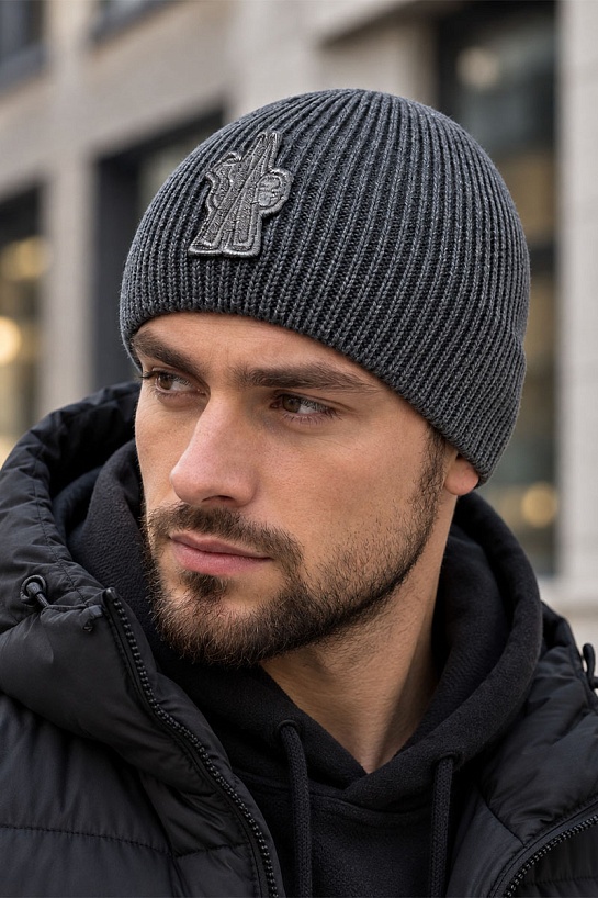 Мужская брендовая шапка Moncler серого цвета