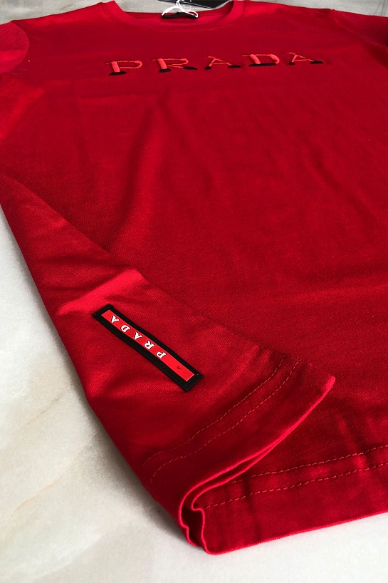 Красная мужская футболка Prada embroidered logo