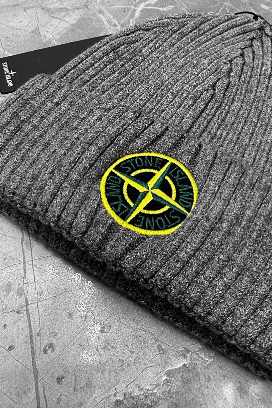 Шапка серого цвета Stone Island compass badge