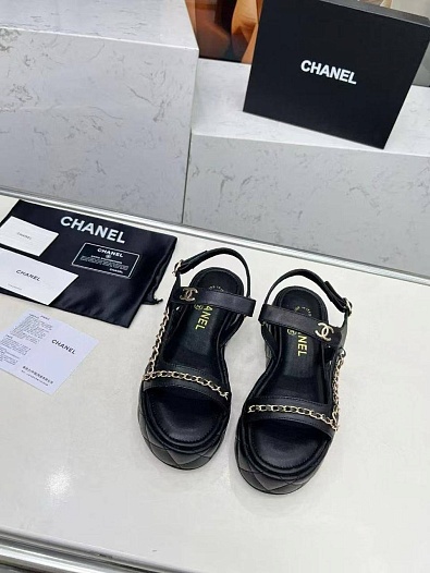 Женские кожаные сандалии чёрного цвета Chanel   