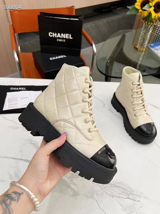 Женские кожаные ботинки Chanel бежевого цвета