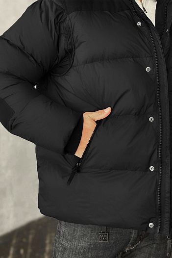 Чёрный пуховик Burberry London England logo-patch   